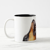 Tasse 2 Couleurs Dobermann hurlant, plan rapproché (Gauche)