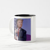 Tasse 2 Couleurs Donald Trump et le drapeau (Devant gauche)