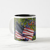 Tasse 2 Couleurs Drapeau américain dans un champ de bleuets, 2 (Devant gauche)