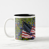 Tasse 2 Couleurs Drapeau américain dans un champ de bleuets, 2 (Gauche)