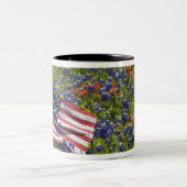 Tasse 2 Couleurs Drapeau américain dans un champ de bleuets, 2 (Centre)