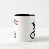 Tasse 2 Couleurs Drapeau de Géorgie à vélo Bigfoot (Centre)