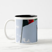 Tasse 2 Couleurs Drapeau du Royaume-Uni entre les drapeaux afghans (Gauche)