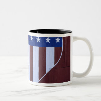 Tasse 2 Couleurs Drapeau en forme de cœur peint sur une grange aprè