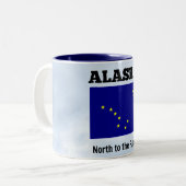 Tasse 2 Couleurs Drapeau et slogan de l'Alaska (Devant gauche)