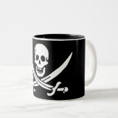 Tasse 2 Couleurs Drapeau pirate crâne épées croisées (Devant droit)
