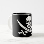 Tasse 2 Couleurs Drapeau pirate crâne épées croisées (Devant gauche)