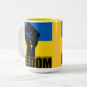 Tasse 2 Couleurs Drapeau ukrainien avec le poing pour la LIBERTÉ (Devant gauche)