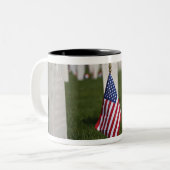Tasse 2 Couleurs Drapeaux américains sur des tombes des vétérans (Devant gauche)