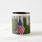 Tasse 2 Couleurs Drapeaux américains sur des tombes des vétérans (Centre)