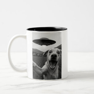 Tasse 2 Couleurs Drôle de selfie de chien alien UFO - Chat cool et