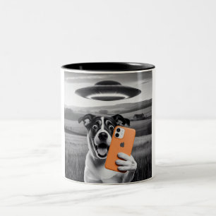 Tasse 2 Couleurs Drôle de selfie de chien alien UFO - Chat cool et