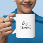 Tasse 2 Couleurs Drôle Humour tendance Typographie Jour Boisson Vin<br><div class="desc">Tasse à café tendance,  mignonne et drôle disant "Day Drinker" dans la typographie moderne sur la tasse à café à deux tons. Aimer l'intérieur rose avec cette citation mais disponible en beaucoup plus de couleurs.</div>