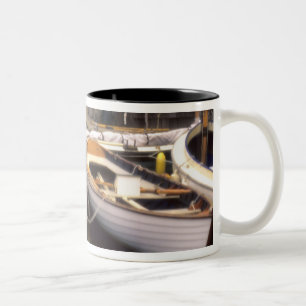 Tasse 2 Couleurs Du brouillard entoure quatre bateaux amarrés.
