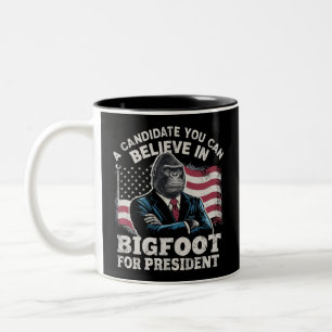 Tasse 2 Couleurs Élection 2024 Vote Drôle Sasquatch USA