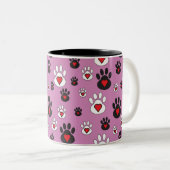 Tasse 2 Couleurs Empreintes de pattes aux coeurs rouges sur rose (Devant droit)