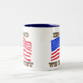 Tasse 2 Couleurs En Dieu, nous faisons confiance à American Flag Mu (Centre)