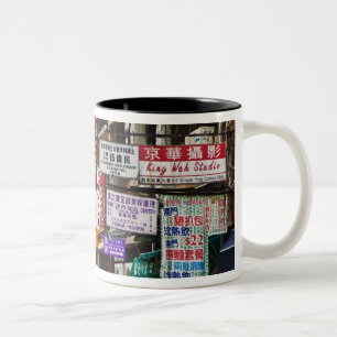 Tasse 2 Couleurs Enseignes au néon dans les rues de Hong Kong