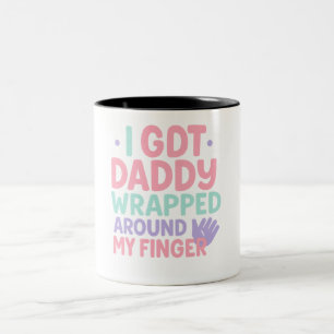 Tasse 2 Couleurs Enveloppé autour de mon doigt - Citation pour bébé