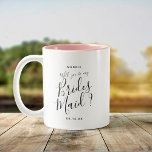 Tasse 2 Couleurs Épouses de script moderne Maid Question Nom person<br><div class="desc">Cute personnalisée "Serez-vous ma bonne mariée? mug,  cadeau parfait pour demander à votre bestie de faire partie de votre célébration mariage. Le design de script écrit à la main mélangé à la typographie moderne peut être customisé avec un nom et une date.</div>