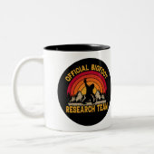 Tasse 2 Couleurs Équipe de recherche originale de Bigfoot (Gauche)