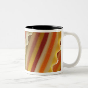 Tasse 2 Couleurs États-Unis. Gros plan de nouilles de pâtes arc-en-