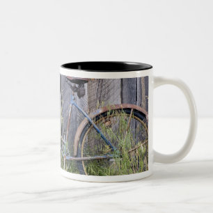 Tasse 2 Couleurs États-Unis, Oregon, Bend. Un vieux vélo délabré