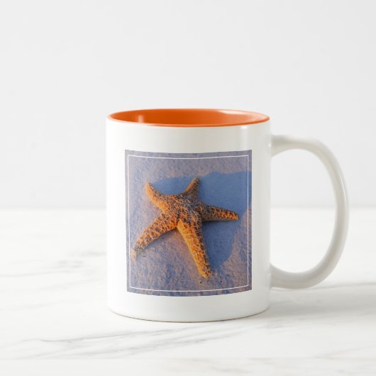 Tasse 2 Couleurs Étoiles de mer sur le sable blanc (Droit)