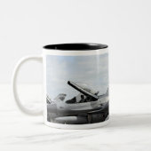 Tasse 2 Couleurs F-16 Fighting Falcons attend le lancement (Gauche)