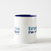 Tasse 2 Couleurs Faites-moi confiance, je suis un Blogger (Centre)