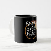 Tasse 2 Couleurs Faith Over Fear - Citation chrétienne audacieuse (Devant gauche)