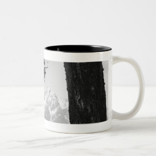 Tasse 2 Couleurs Famille ayant le pique-nique par des montagnes de
