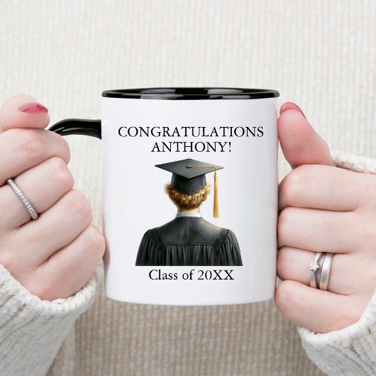 Tasse 2 Couleurs Félicitations Blonde Male Graduate en Black Gown