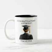 Tasse 2 Couleurs Félicitations Blonde Male Graduate en Black Gown (Gauche)