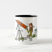Tasse 2 Couleurs Femme à l'aide d'un télescope d'astronomie (Centre)
