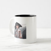 Tasse 2 Couleurs Femme en blouse brodée (Devant gauche)