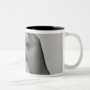 Tasse 2 Couleurs Femme tenant la carte