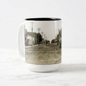 Tasse 2 Couleurs Fenimore Wisconsin South Main Street Circa 1900 (Devant gauche)