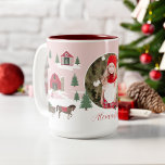 Tasse 2 Couleurs Festif Vintage Christmas Tree Farm Photo<br><div class="desc">Célébrez la saison des fêtes magiques et festives avec notre tasse photo personnalisée. Notre design vintage de vacances comprend un paysage de ferme de sapins de Noël, ce motif de Noël comprend une scène de Noël de ferme avec une ferme, une grange rouge, des enfants jouant et jetant des boules...</div>