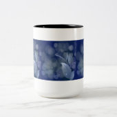 Tasse 2 Couleurs Feuille de Blue Bokeh (Centre)