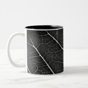 Tasse 2 Couleurs Feuille lumineuse en noir et blanc en gros plan