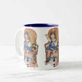 Tasse 2 Couleurs Fille cousant des poupées (Devant gauche)