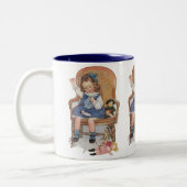 Tasse 2 Couleurs Fille cousant des poupées (Gauche)