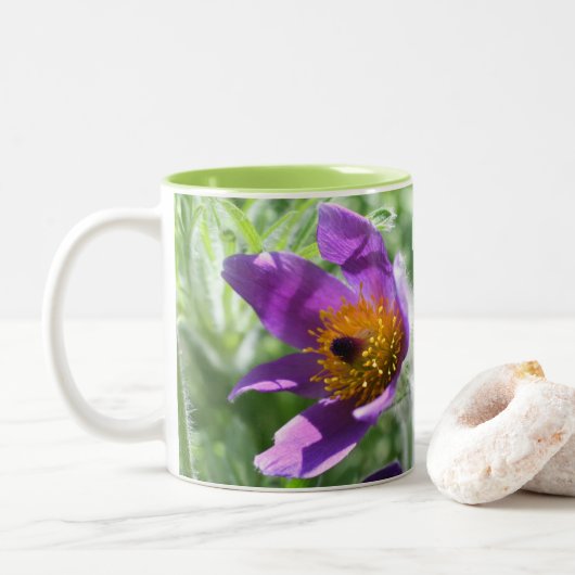 Tasse 2 Couleurs Fleur Pasque violet personnalisée (Avec donut)