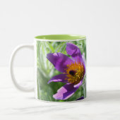 Tasse 2 Couleurs Fleur Pasque violet personnalisée (Gauche)