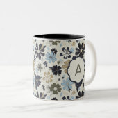 Tasse 2 Couleurs Fleurs en bronze bleu monogrammé en relief imprimé (Devant droit)