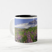 Tasse 2 Couleurs Fleurs lupines et littoral accidenté le long (Devant gauche)