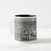 Tasse 2 Couleurs Foule sur la plage (Devant gauche)