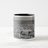 Tasse 2 Couleurs Foule sur la plage (Centre)
