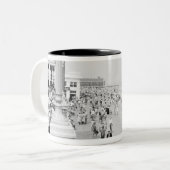 Tasse 2 Couleurs Foules 2 (Devant gauche)